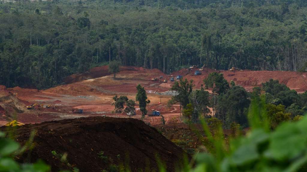 Aktivitas penambangan dan industri pengolahan nikel grup Harita Nickel yang berada di Pulau Obi, Halmahera Selatan, Maluku Utara, Jumat (24/11/2023).