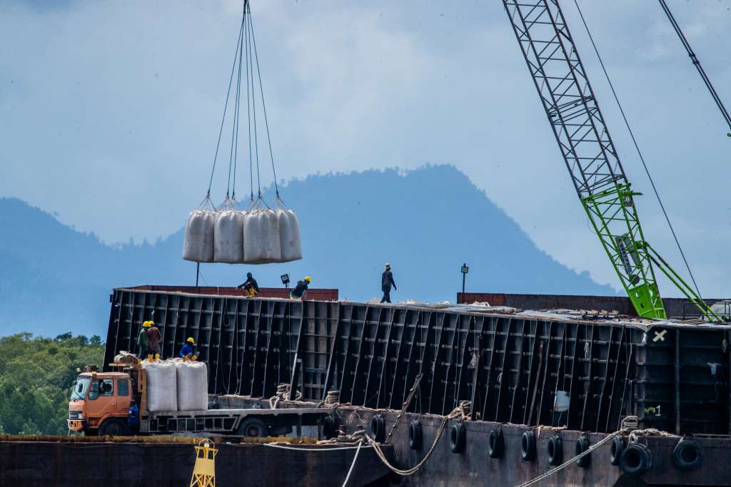 Proses pengangkutan wood pellet ke kapal Indonesia, sebelum melakukan transhipment ke kapal asing