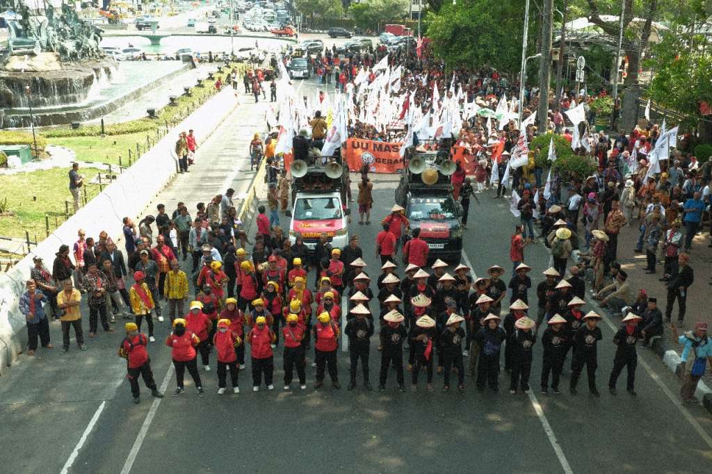 Potret Masyarakat Adat mengikuti gerak aksi "Menagih Janji Politik untuk Masyarakat Adat" di dekat istana presiden - jakarta