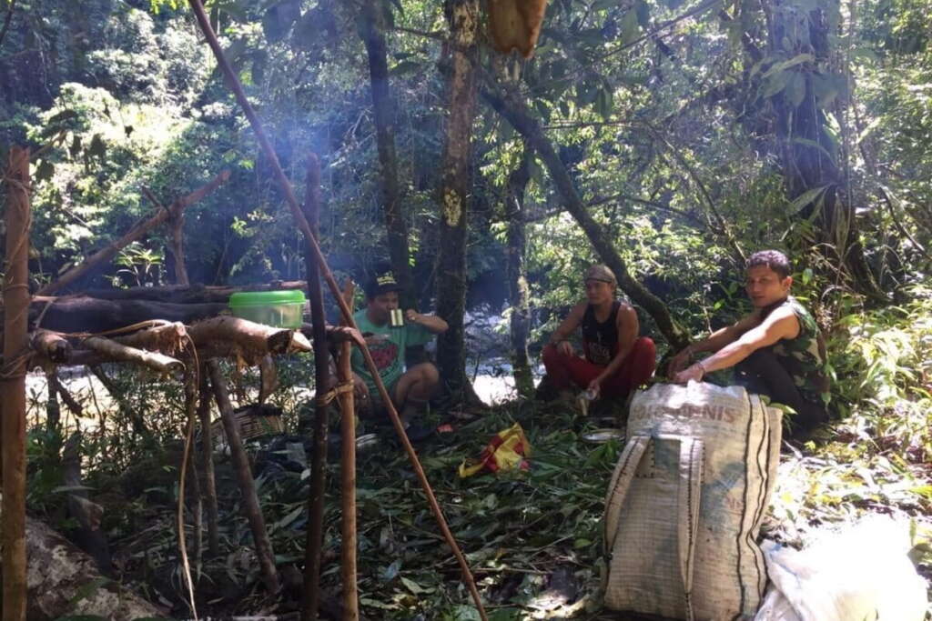 Masyarakat Long Isun melakukan monitoring hutan untuk melihat ada tidaknya kerusakan hutan mereka, sambil mencari ramuan obat-obatan. Wilayah adat komunitas ini juga masuk dalam proyek karbon pemerintah. Mereka menolak. Foto: dokumen masyarakat